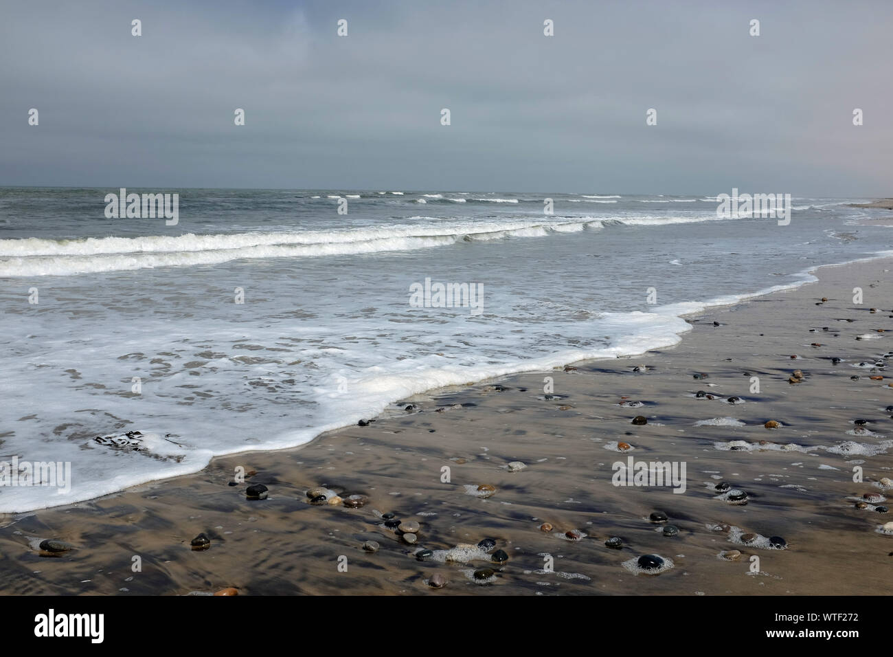 La Namibia Skeleton Coast. Lungo questa costa il freddo sud Atlantico incontra il deserto occidentale della Namibia. Foto Stock