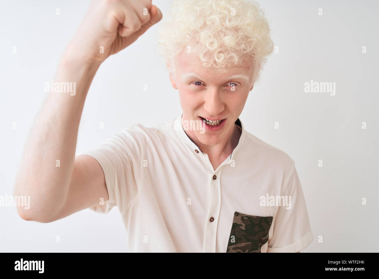 Giovane biondo albino uomo indossa Camicia casual in piedi isolato su sfondo bianco infastiditi e frustrato grida con rabbia, crazy e urla con Foto Stock