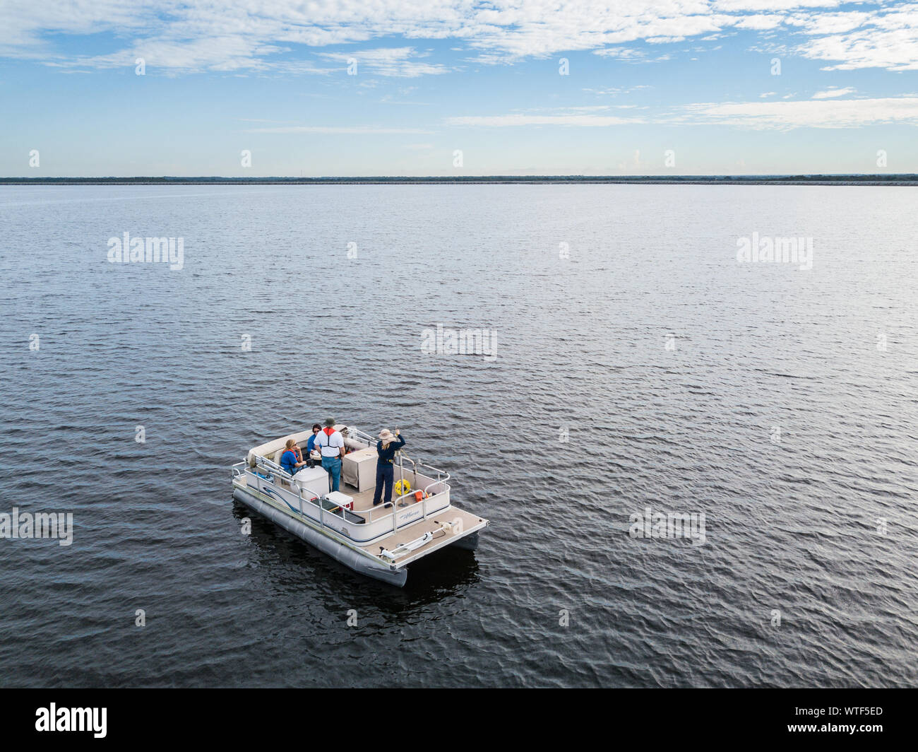 Ricercatori che conducono test di qualità dell'acqua da una barca sul lago artificiale regionale C.W. Bill Young in Florida. Foto Stock