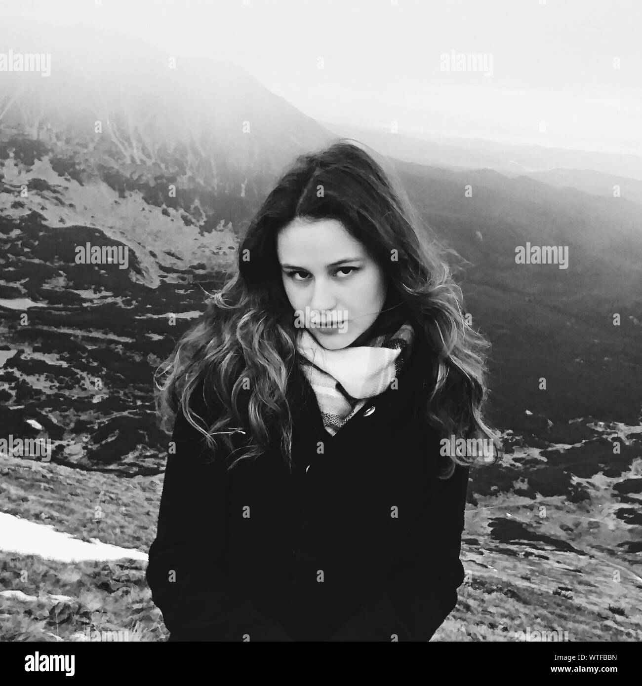 Ritratto di giovane donna in piedi su Kasprowy Wierch Mountain Foto Stock