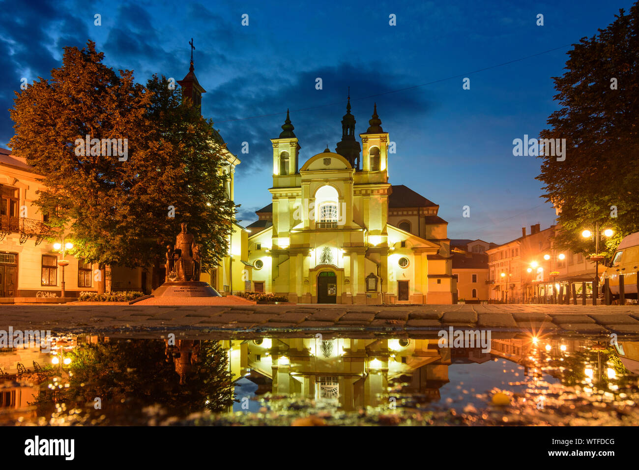 Ivano-Frankivsk: Precarpathian Art Museum (ex chiesa parrocchiale di Maria Vergine), Piazza Sheptytsky in , Ivano-Frankivsk, Oblast di Ucraina Foto Stock