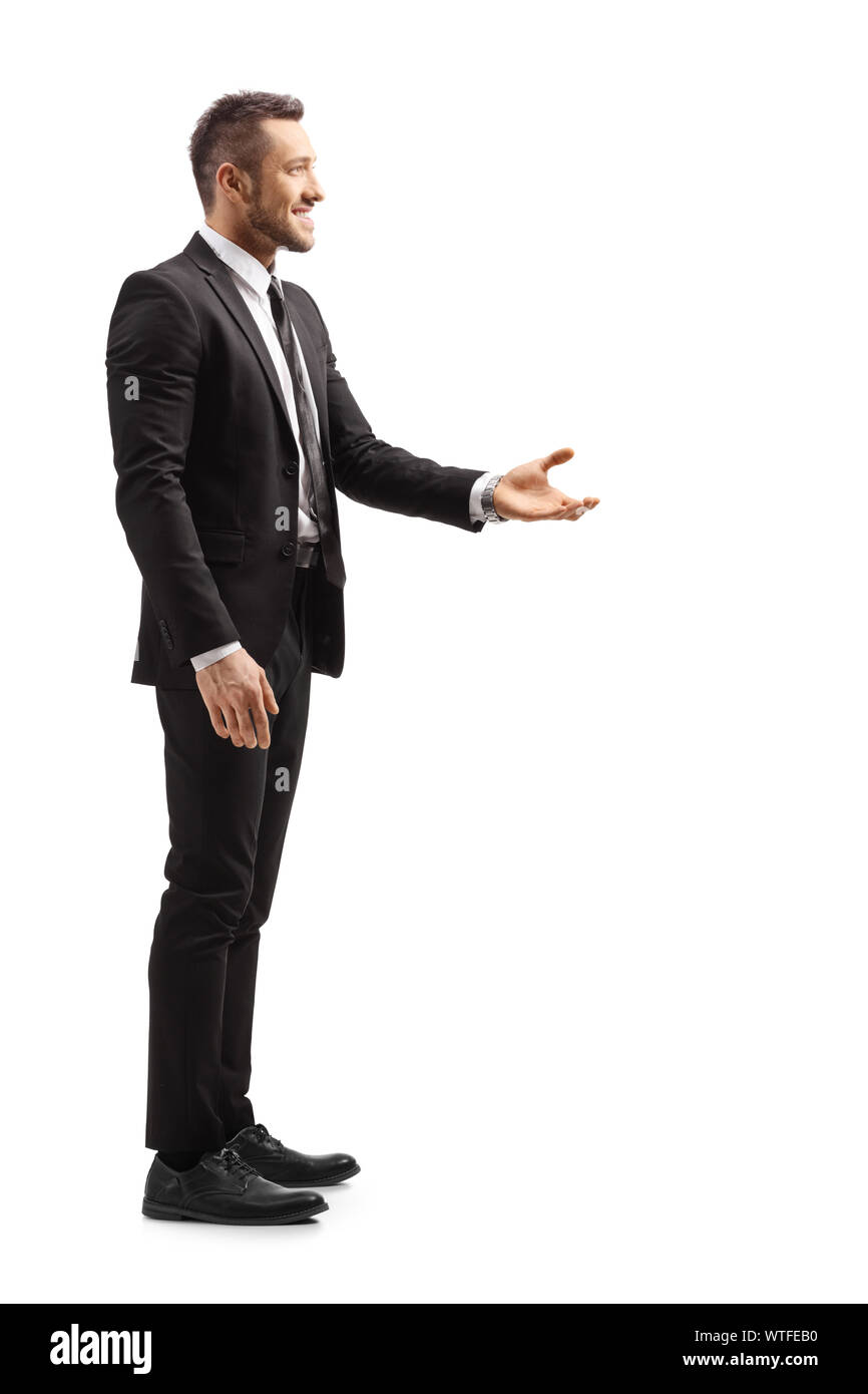 Lunghezza piena ripresa di profilo di un uomo in abiti formali gesti con le mani isolati su sfondo bianco Foto Stock