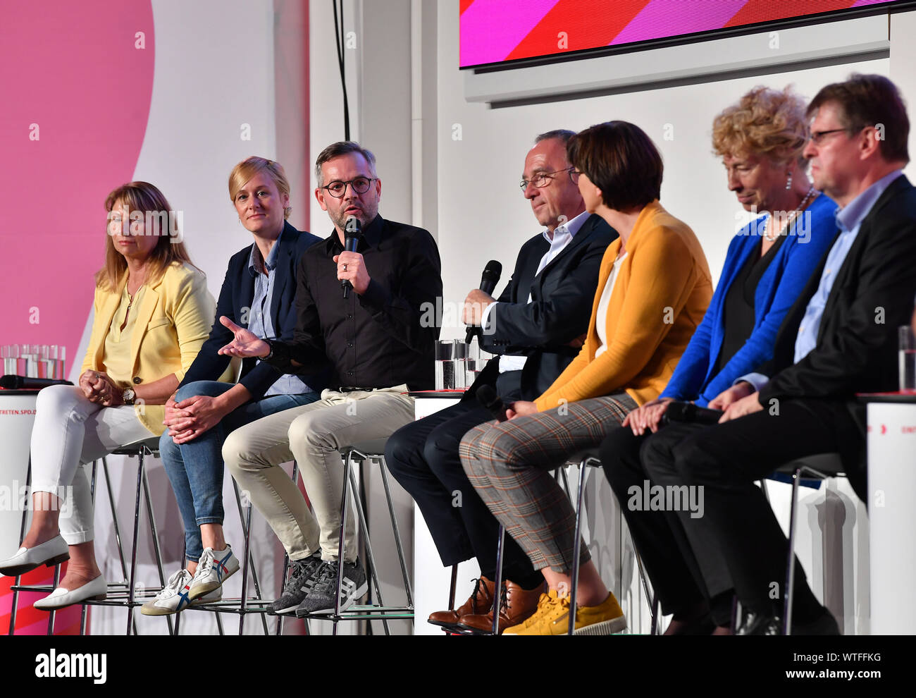 11 settembre 2019, il Land Turingia, Erfurt: Petra Köpping (l-r), Christina Kampmann e Michael Roth, Saskia Esken e Norbert Walter-Borjans nonché Gesine Schwan e Ralf Stegner, i candidati per la SPD presidenza presentarsi per il DOCUP della Turingia i membri di una conferenza regionale. Il 23 date i candidati per la presidenza di partito vengono a presentarsi al DOCUP membri in tutta la repubblica. Foto: Martin Schutt/dpa-Zentralbild/dpa Foto Stock