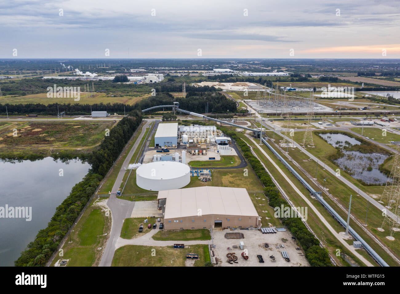 Vista aerea dell'impianto di desalinizzazione dell'acqua di mare della baia di Tampa e delle infrastrutture di pubblica utilità circostanti in Florida. Foto Stock