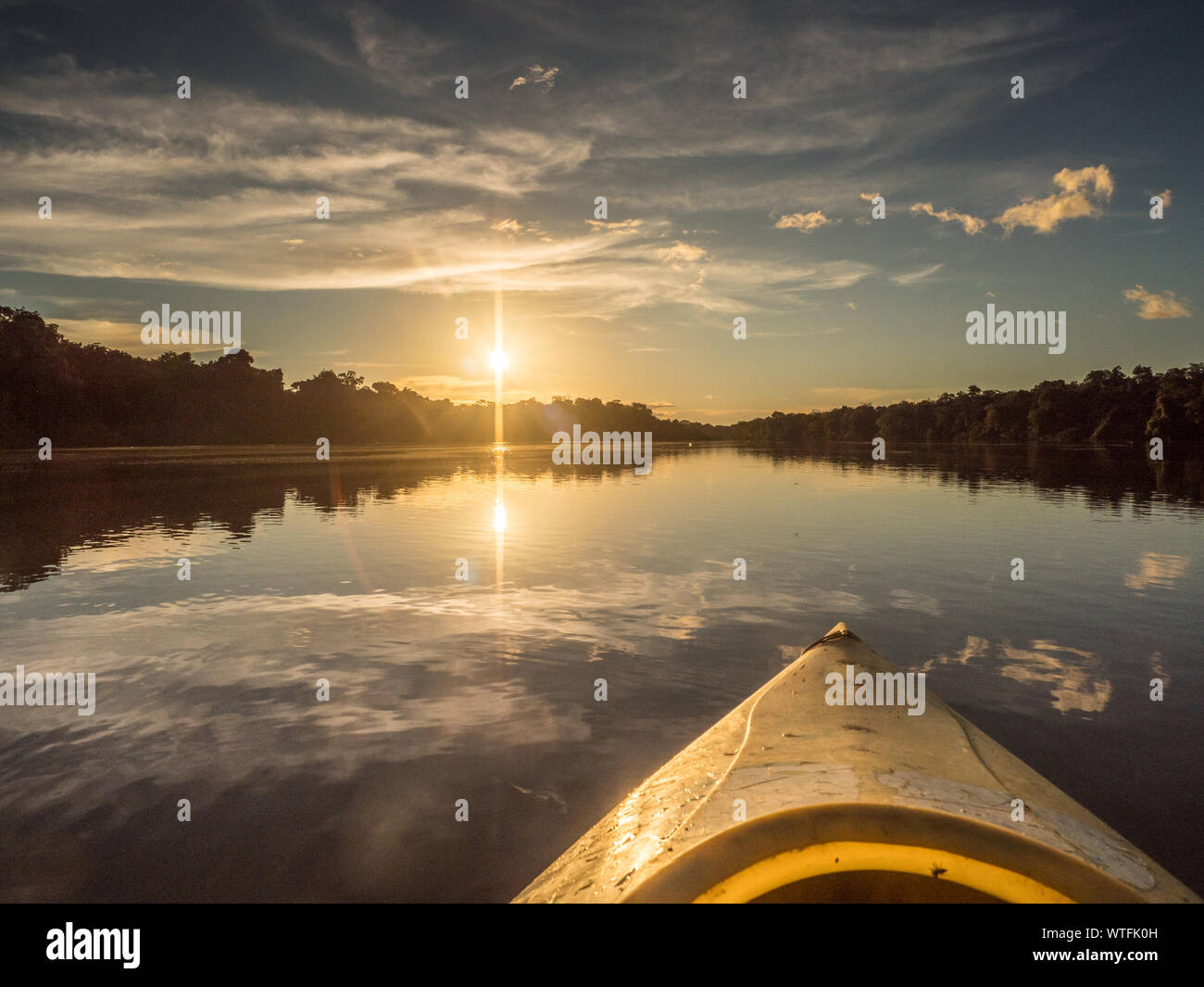 Amazonia. Vista tramonto visto dal kayak. Coati laguna vicino il fiume Javari, tributario del fiume Rio delle Amazzoni. Selva sul confine del Brasile e pe Foto Stock