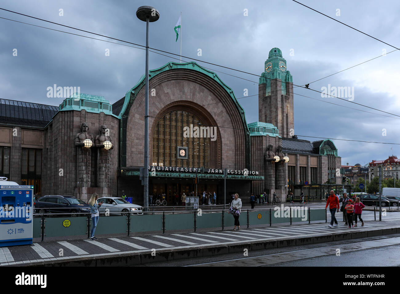 La stazione ferroviaria centrale dopo forti piogge a Helsinki in Finlandia Foto Stock