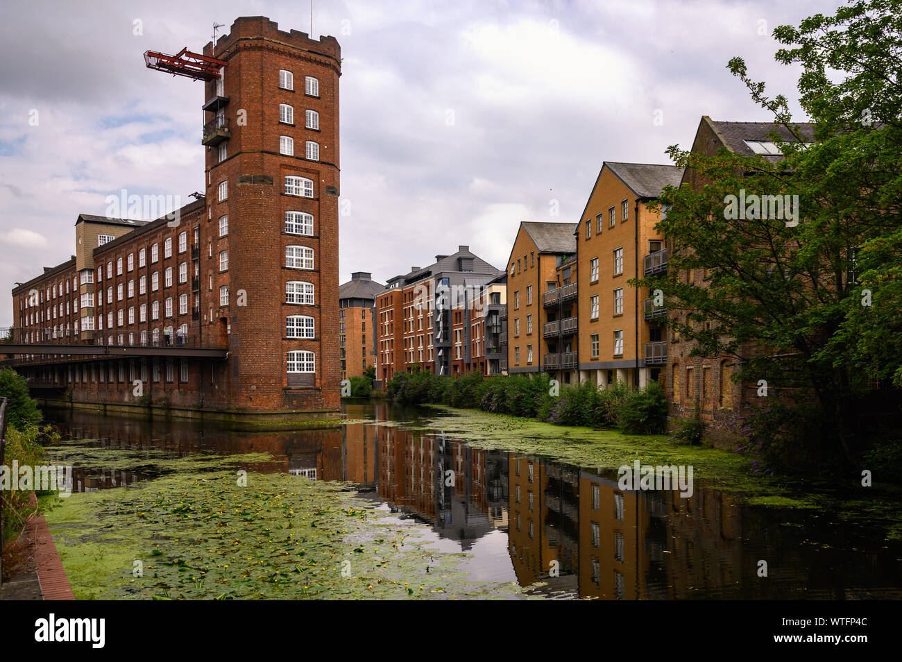 Magazzini e moderno appartamento edifici la linea quaysides del fiume Ouse in York, Inghilterra. Foto Stock