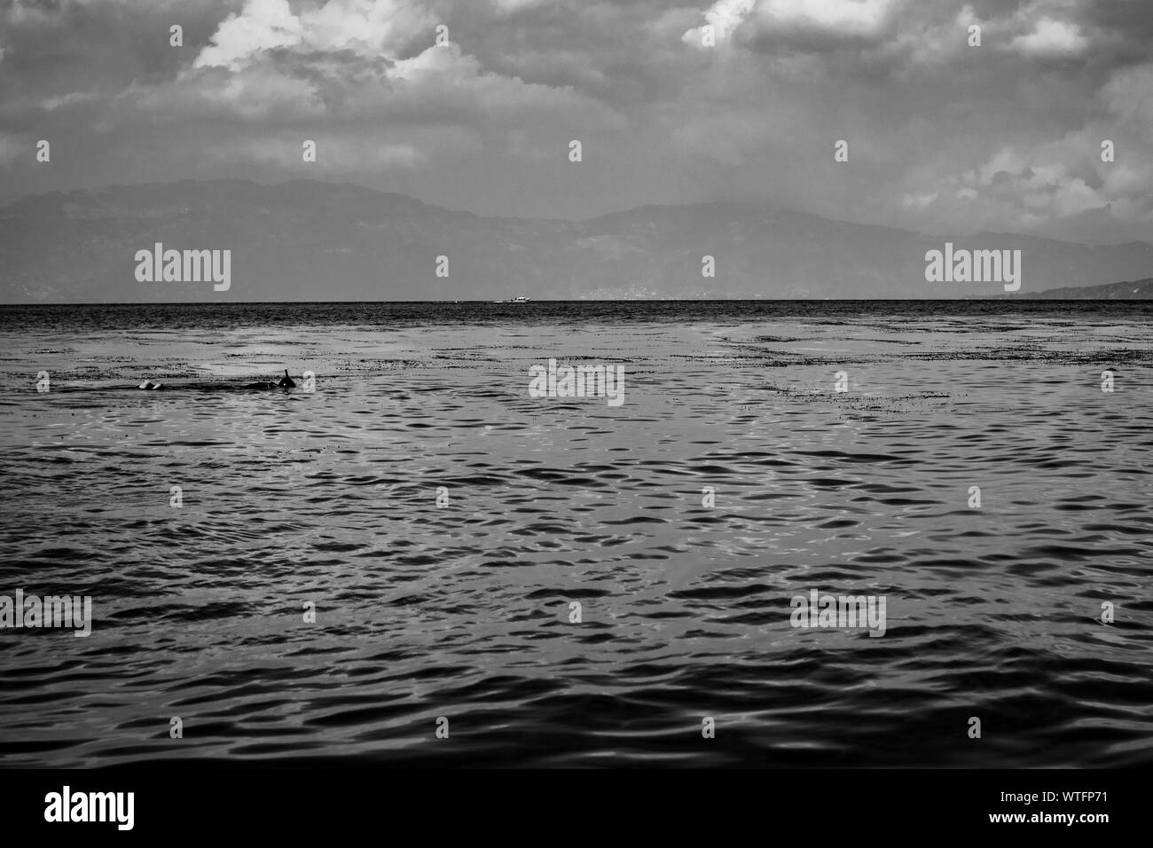 L uomo lo snorkeling per pescare nel lago Atitlan, San Pedro La Laguna, Guatemala Foto Stock