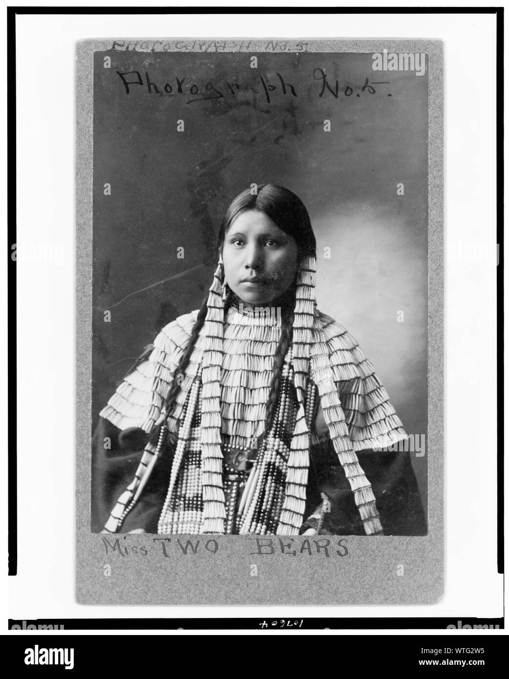 Perdere due orsi, mezza lunghezza verticale, rivolto leggermente verso sinistra] / P.C. Fiske, Fort Yates, N. Dak Foto Stock