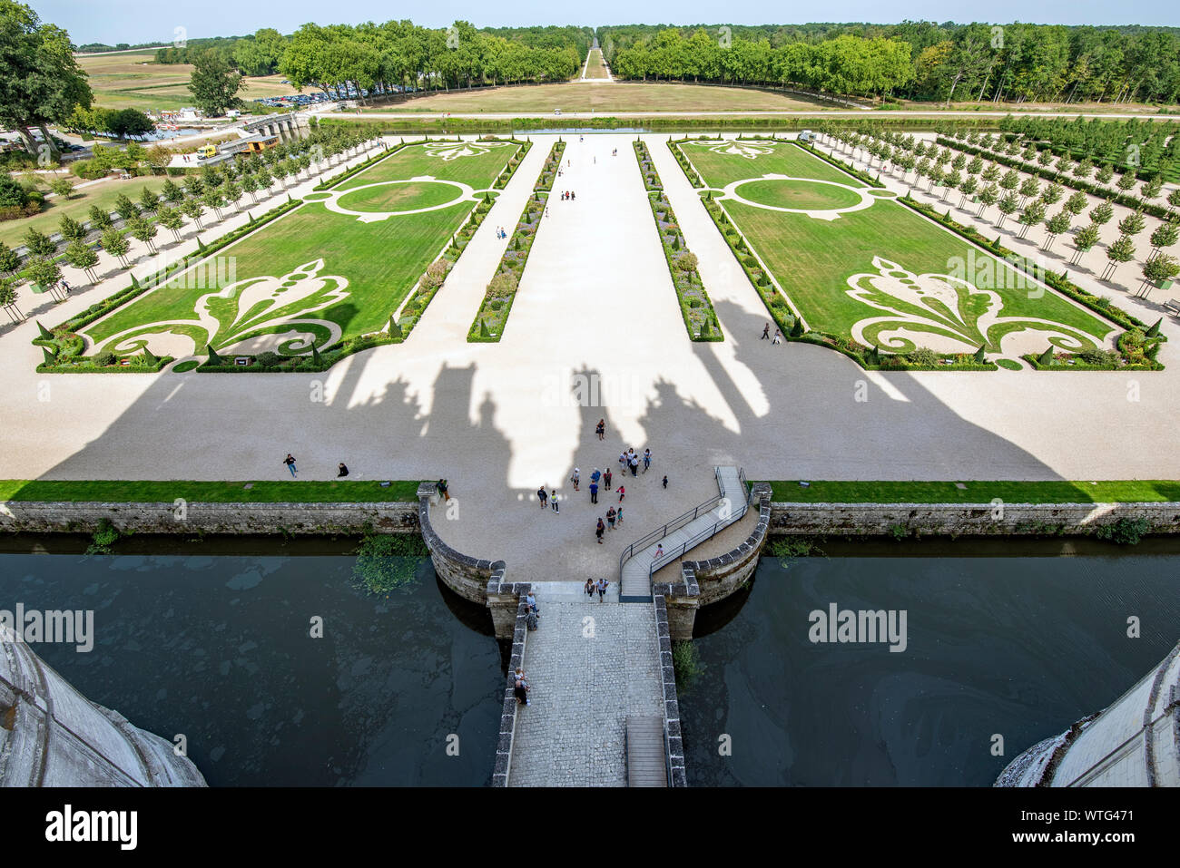 Vista dal castello di Chambord dove si può vedere molto ben tenuti giardini, i turisti che visitano e il pozzo di acqua che circonda il castello. Foto Stock