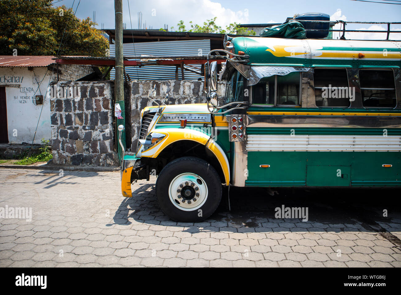 Il verde 'pollo Bus' in San Pedro La Laguna, Guatemala Foto Stock