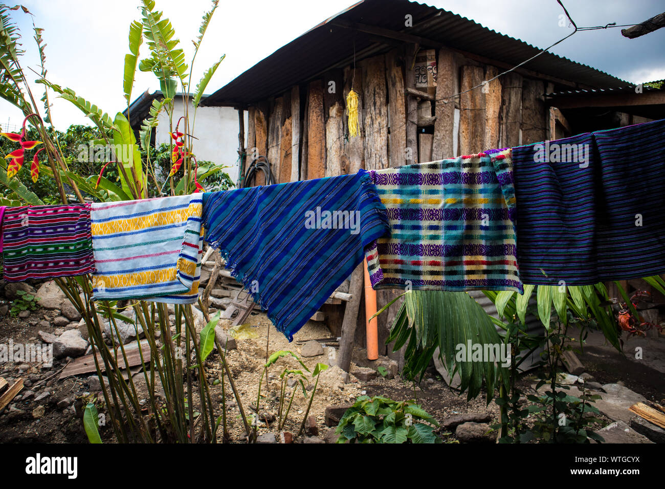 Tessile locale di essiccamento su stendibiancheria in San Pedro La Laguna, Guatemala Foto Stock