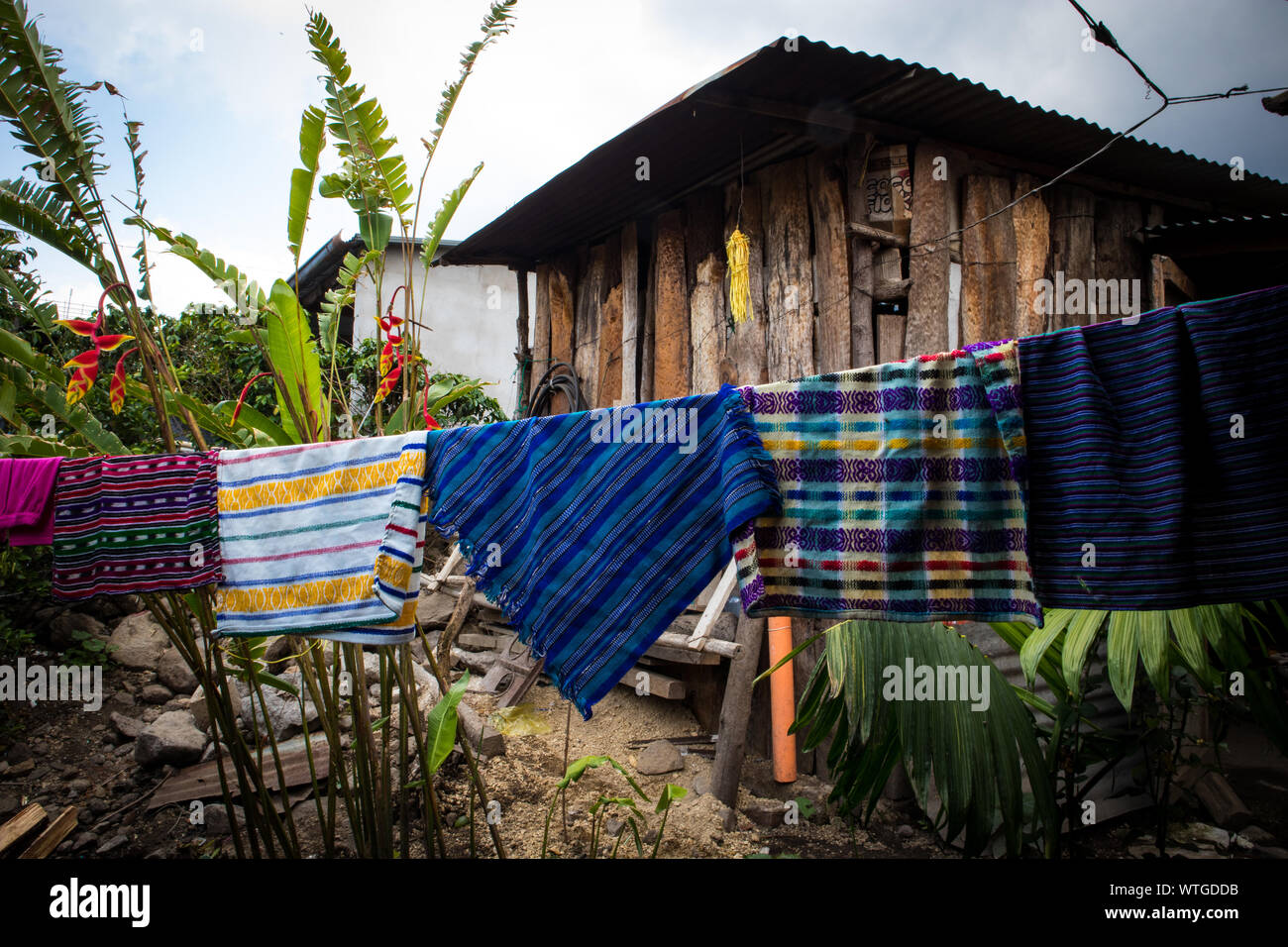 Tessile locale di essiccamento su stendibiancheria in San Pedro La Laguna, Guatemala Foto Stock