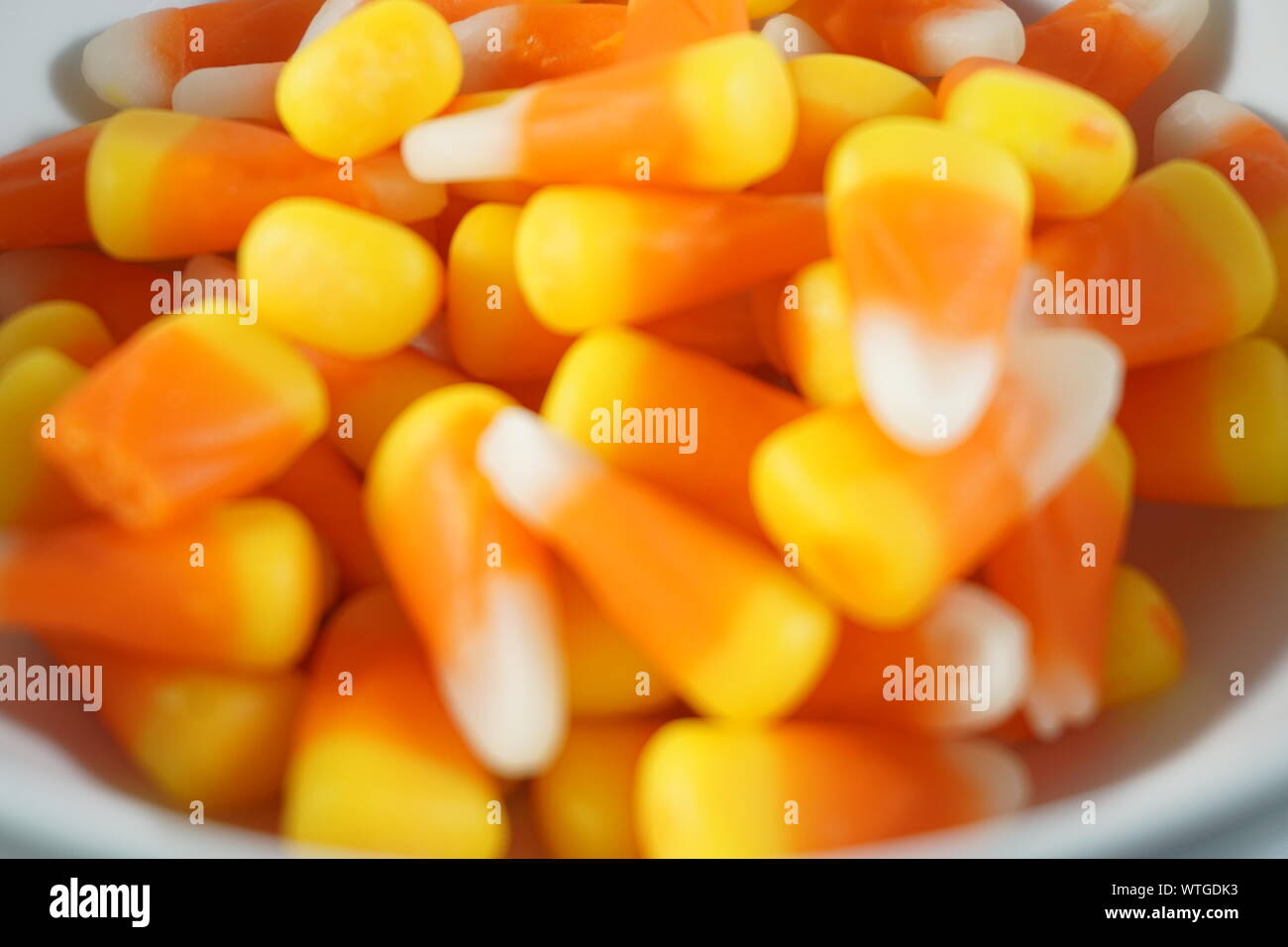 La vista di una ciotola di cereali caramellati segna l'arrivo di caduta e la stagione di Halloween. Foto Stock