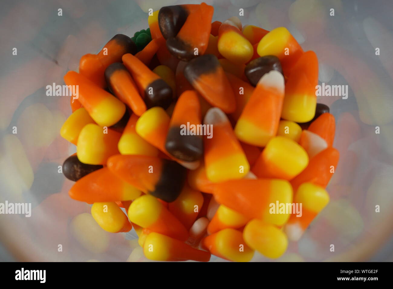 La vista di una ciotola di cereali caramellati segna l'arrivo di caduta e la stagione di Halloween. Foto Stock