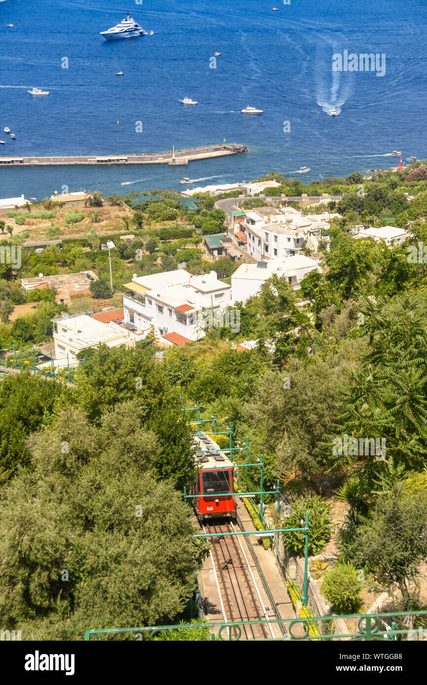 Isola di Capri - Agosto 2019: Treno sulla ferrovia funicolare sulla isola di Capri lasciando Capri a scendere lungo la montagna il porto. Foto Stock