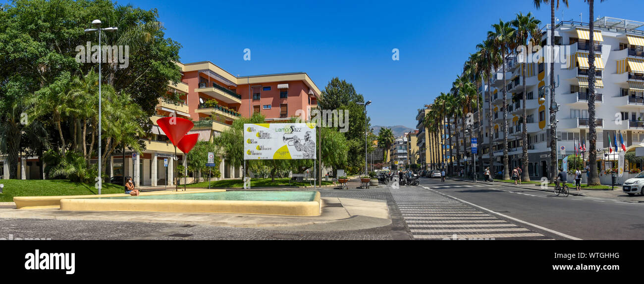 SORRENTO, ITALIA - Agosto 2019: vista panoramica della Piazza Angelina Lauro vicino al centro di Sorrento. Foto Stock