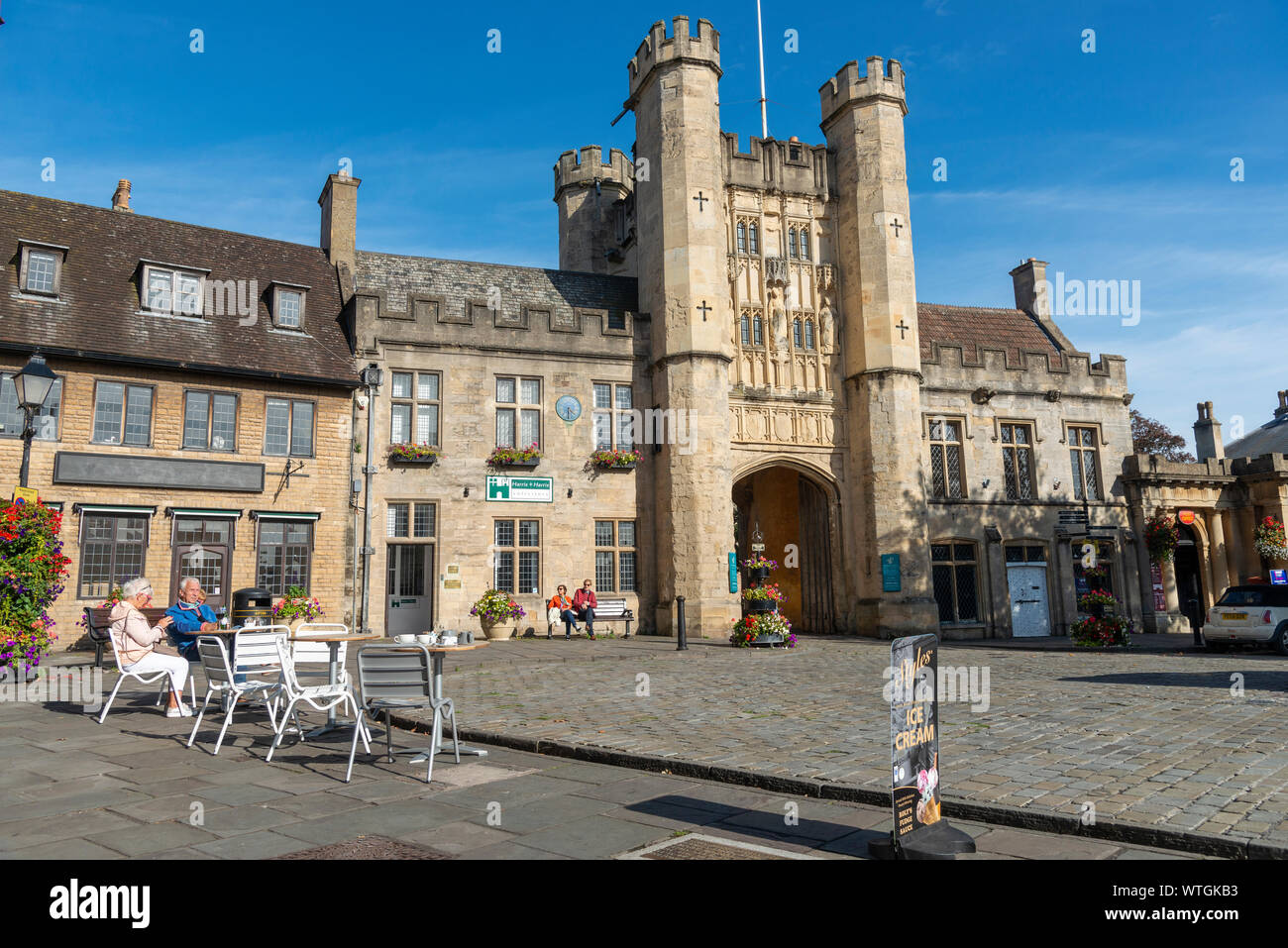 Ingresso al Palazzo del Vescovo in Piazza del Mercato nella famosa cattedrale della città di pozzi, Somerset, Inghilterra, Regno Unito Foto Stock