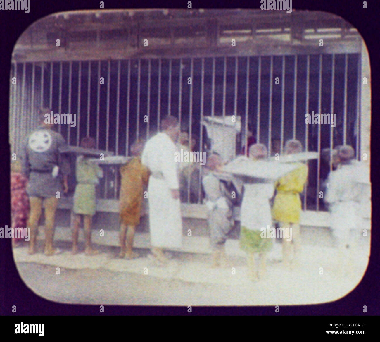 Miyajima - giapponese uomini e ragazzi cercando in locanda dove WTC [ossia Trasporto mondiale Commissione] membri stanno guardando la mostra Foto Stock