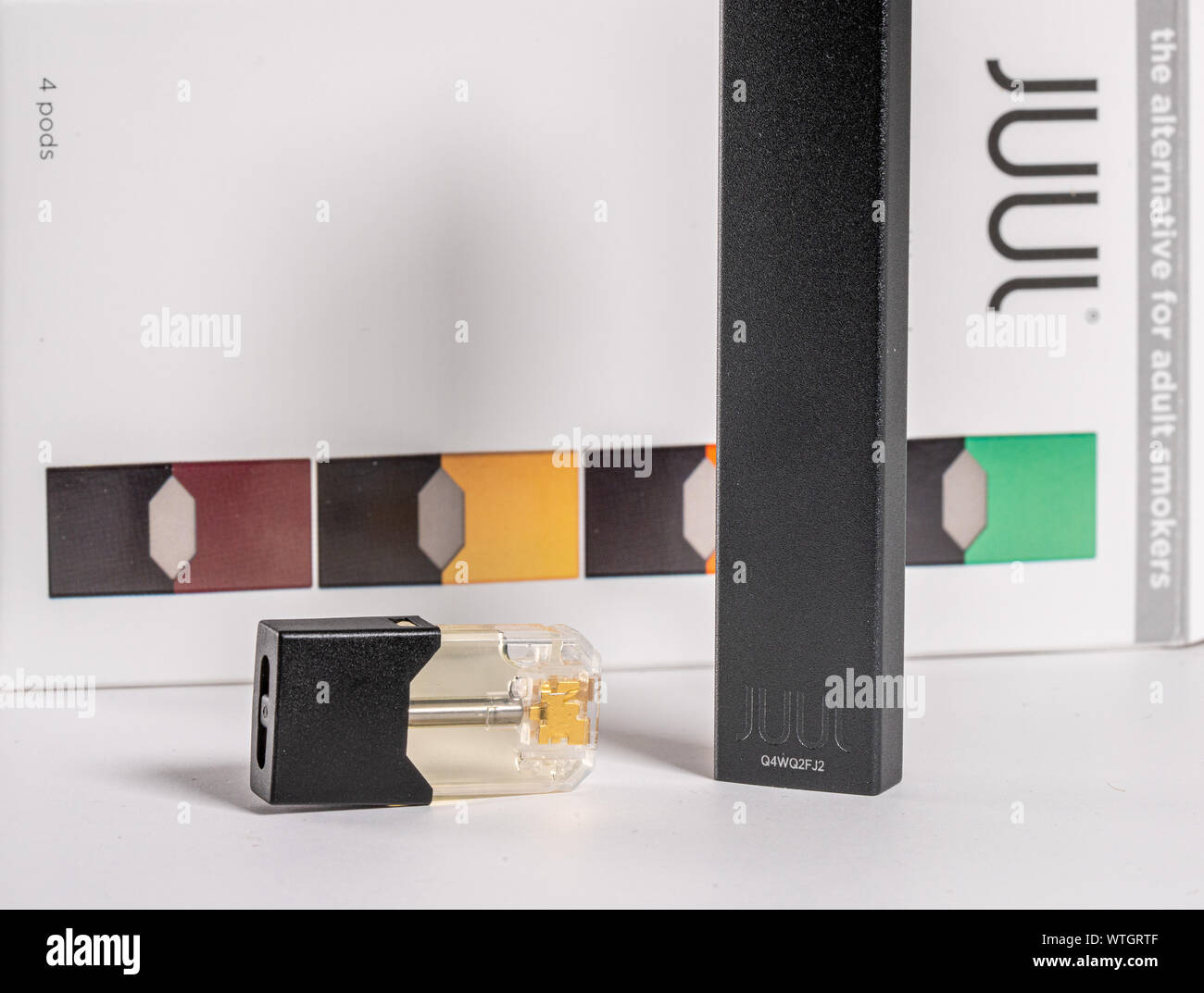 Juul Labs vaping e-sigaretta con scatola e pod di nicotina Foto Stock