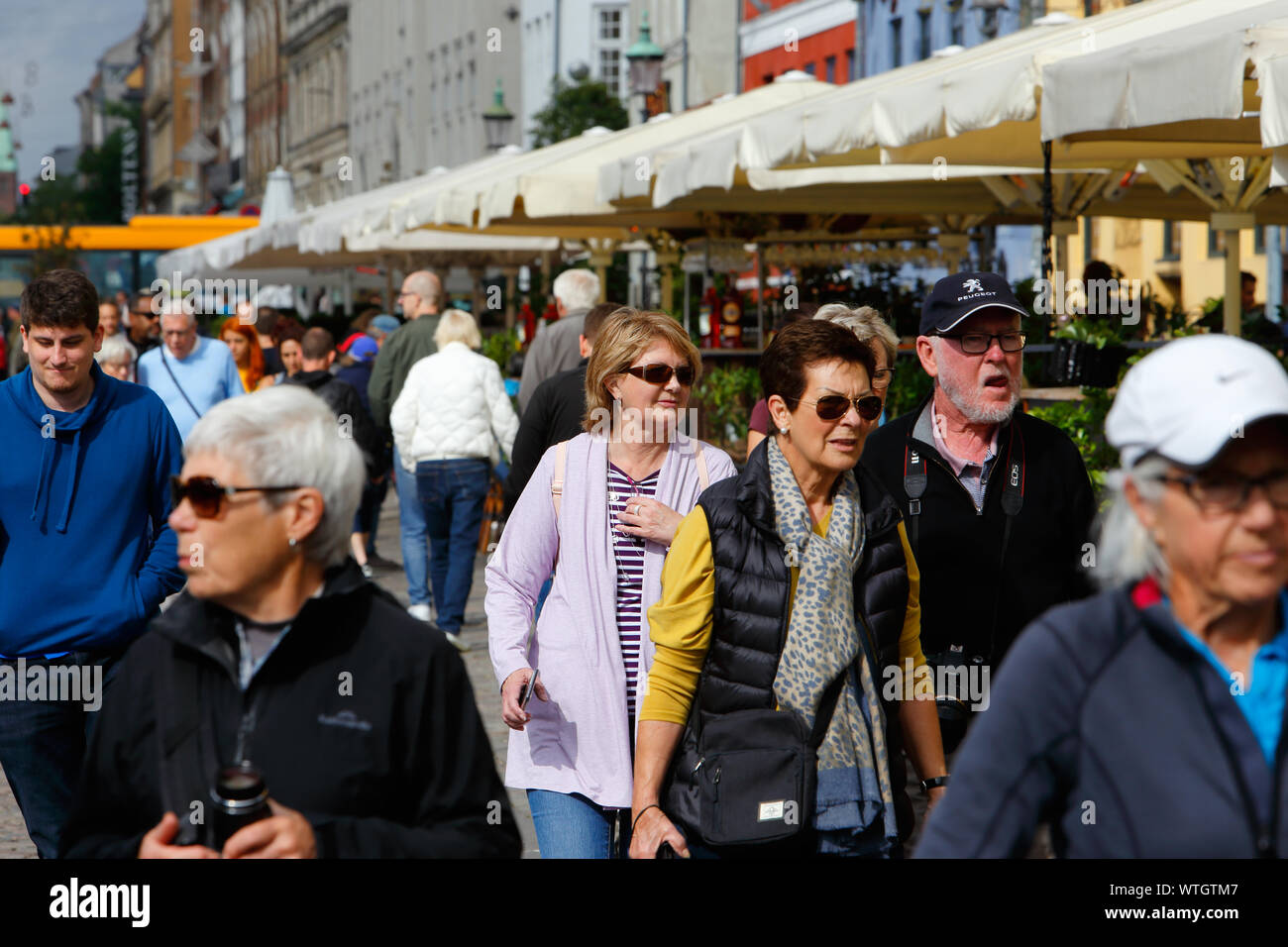 Copenhagen, Danimarca - 4 settembre, 2019. Visualizzare il Nyhavn street con la gente a piedi. Foto Stock