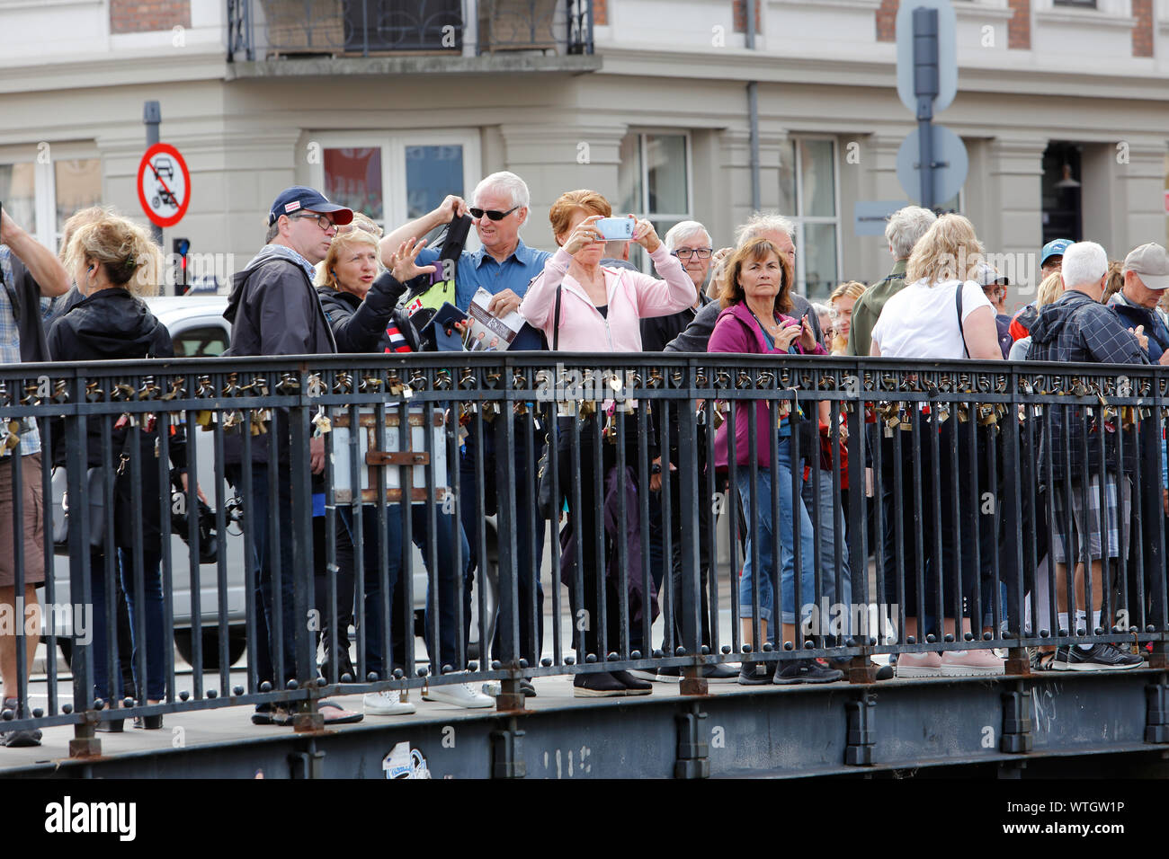 Copenhagen, Danimarca - 4 Settembre 2019: turisti sul ponte di Nyhavn. Foto Stock