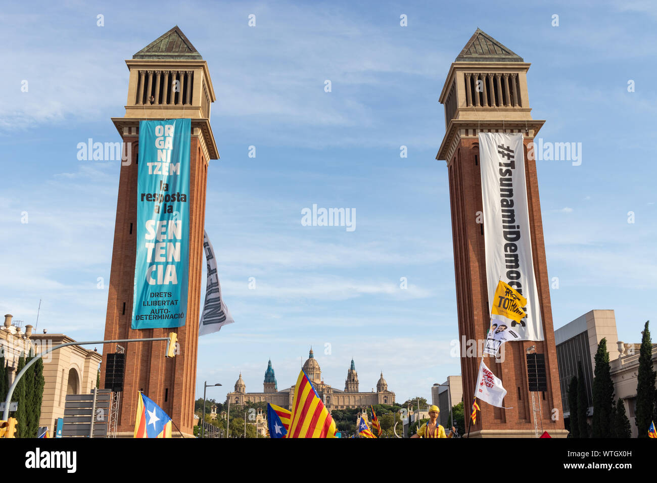 Banner di Tsunami organizzazione democratica appeso venete torri a Fira de Montjiuc durante un rally independentist Foto Stock