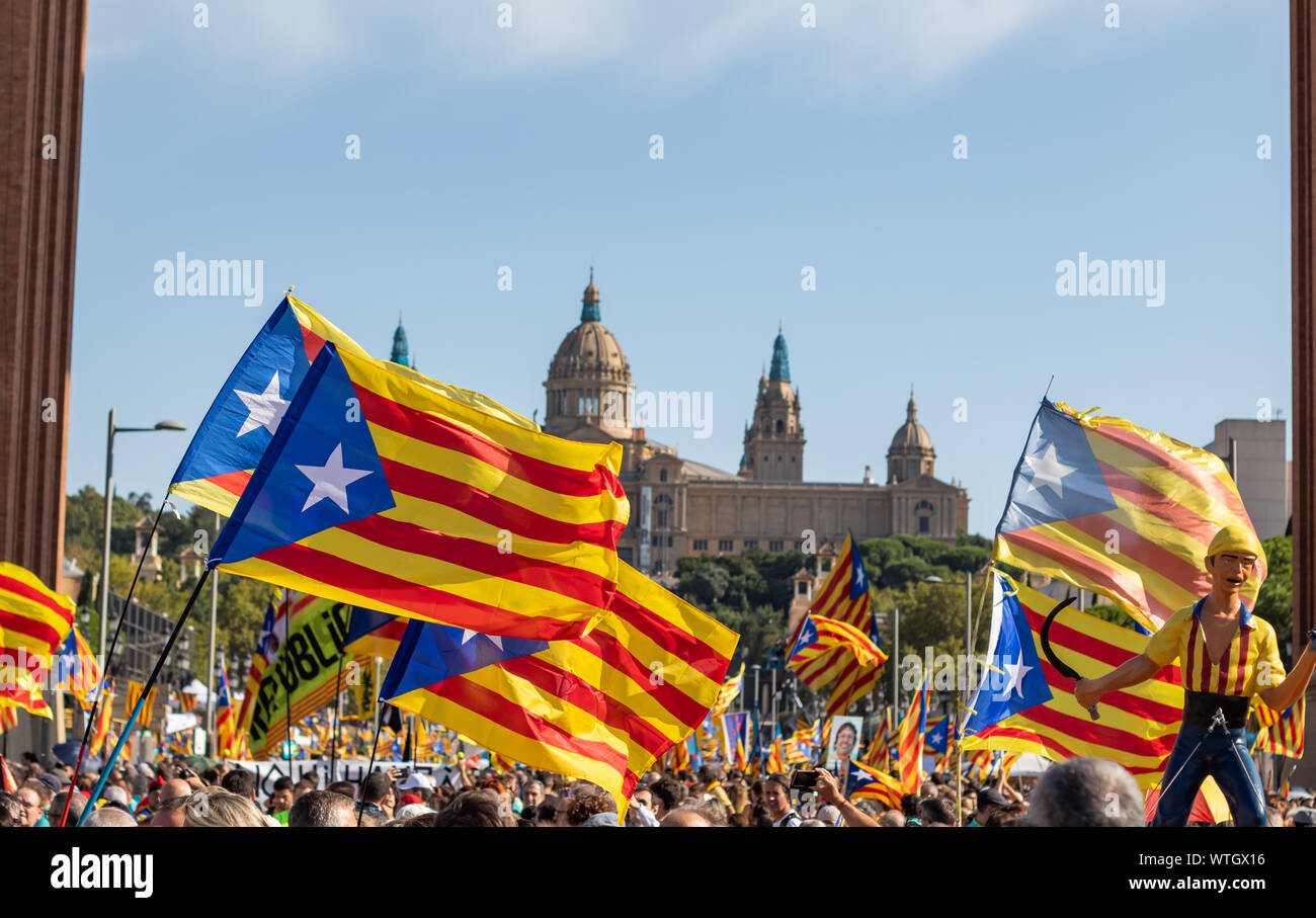 Independentist protesta per La Diada, Catalogna della Giornata Nazionale. Foto scattata da Plaza España con il Museo MNAC dietro. Barcellona, 2019. Foto Stock