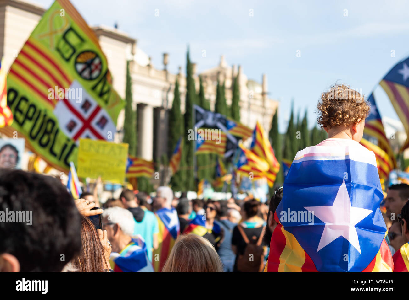 Baby detenuto da suo padre e coperto con il catalano independentist bandiera durante il rally a La Diada, il catalano della Giornata Nazionale. Barcelona, Spagna - 2019 Foto Stock