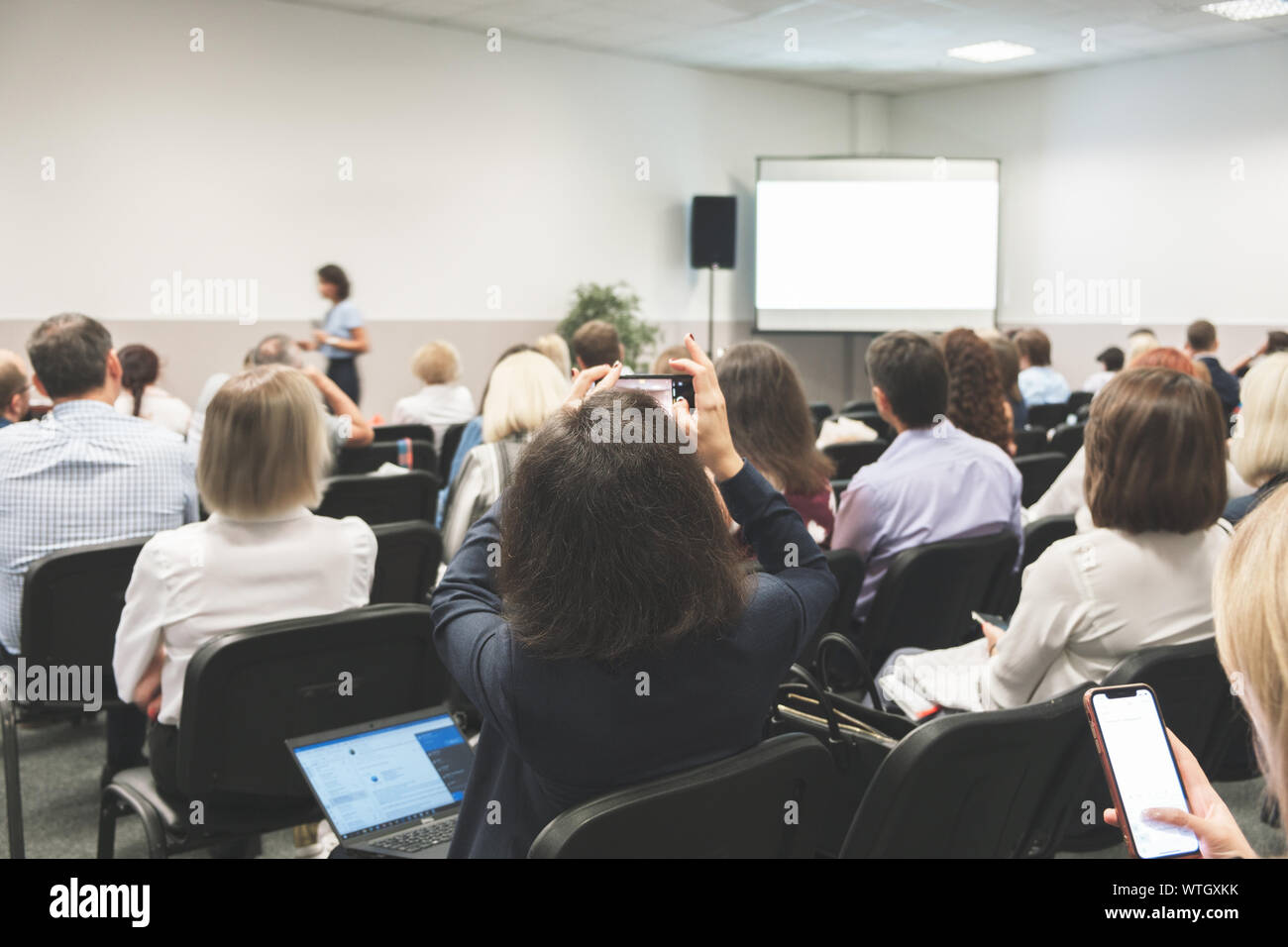 Donna d'affari e persone in ascolto sulla conferenza. L'immagine orizzontale Foto Stock