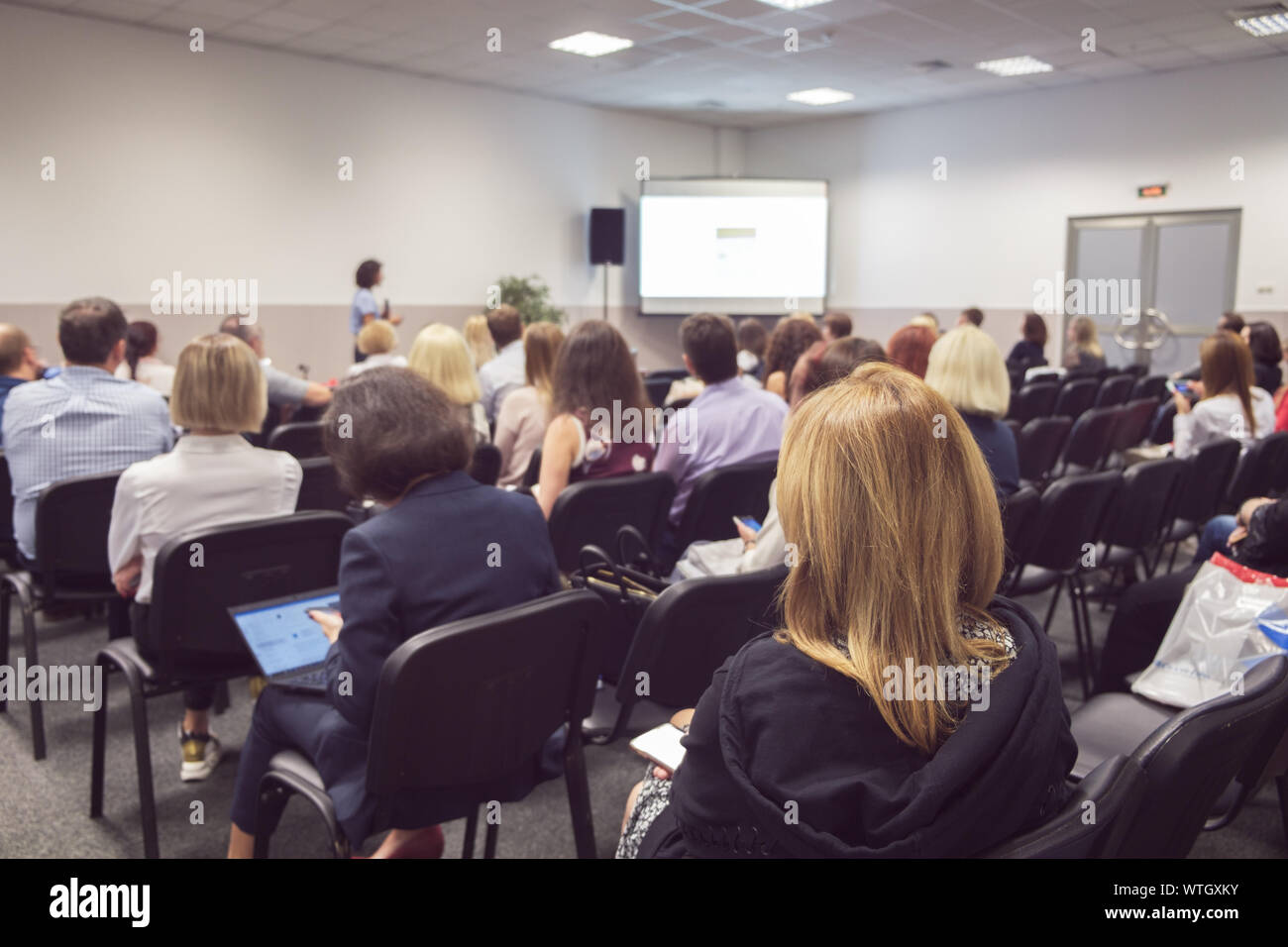 Donna d'affari e persone in ascolto sulla conferenza. L'immagine orizzontale Foto Stock