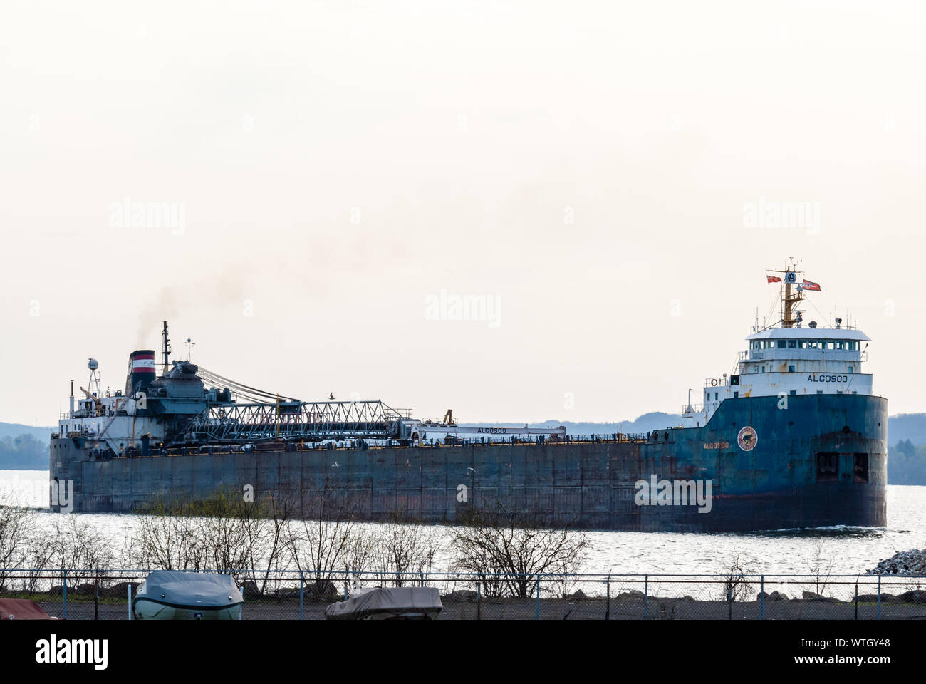 HAMILTON, Canada - 11 Maggio 2014: l'auto lo scarico di grandi laghi rinfusa freighter Algosoo lascia il porto di Hamilton all'estremità occidentale del Lago Ontario. Foto Stock