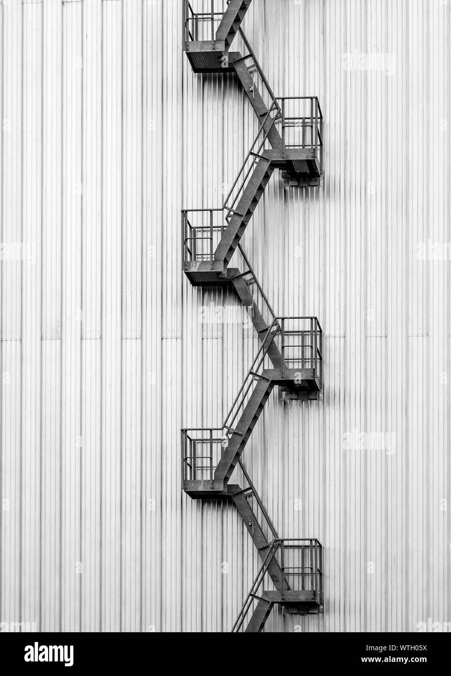 Fire escape su un aeromobile hangar parete. Foto Stock