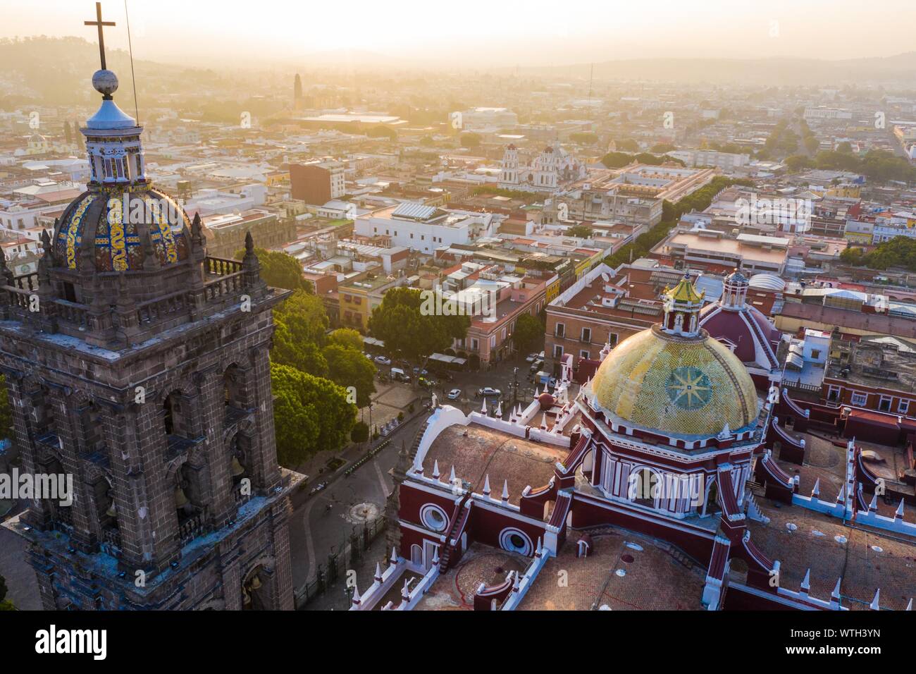 Puebla city pass a sunrise e vista aerea della Basilica o Cattedrale di Nostra Signora dell Immacolata Concezione, è la sede episcopale dell arcidiocesi di storici e di zocalo centro di Puebla, Messico. Essi hanno tradizioni messicane: gastronomia, architettura coloniale e la ceramica. Dipinto piastrelle talavera adornano edifici antichi. La cattedrale di Puebla, in stile rinascimentale, ha un alto campanile che si affaccia al Zocalo, la piazza centrale o Zocalo. Ho immettere storico. L'architettura è un sito Patrimonio Mondiale dell'UNESCO. Attrazioni turistiche: la Cattedrale, il Tempio della Madonna della concordia, ex Carolino Foto Stock