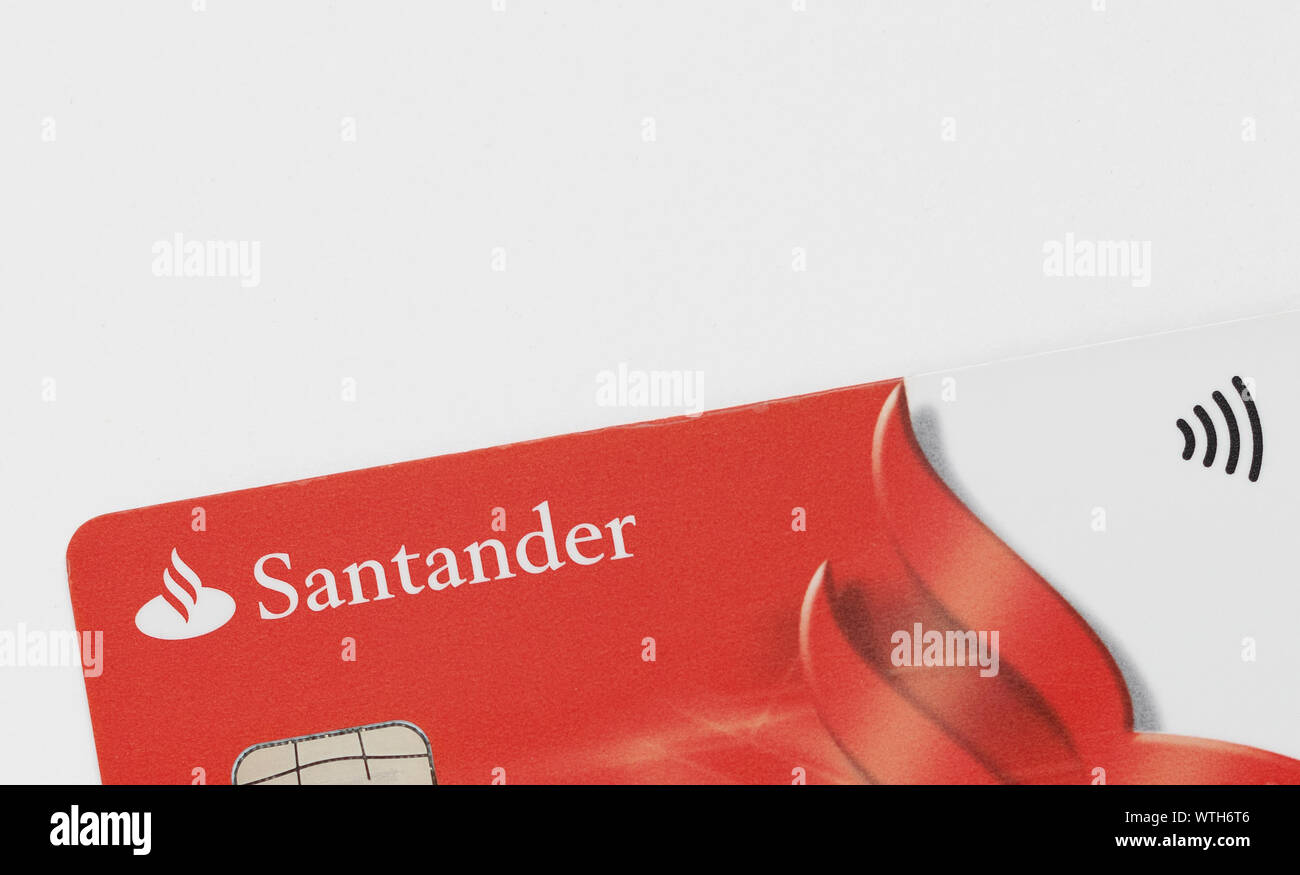London / UK - 7 Settembre 2019 - primo piano dell'angolo di contactless banca Santander card. Santander è una multinazionale spagnola banca commerciale e Foto Stock