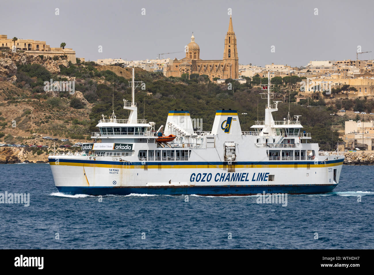 Gozo, la vicina isola di Malta, traghetto tra le due isole, sul retro il luogo Mgarr a Gozo, Foto Stock