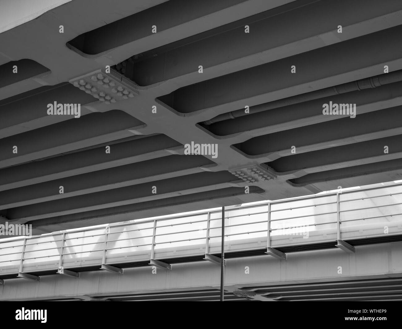 Viadotto span. Vista dal basso del viadotto ferroviario struttura. Abstract urban texture. Foto Stock