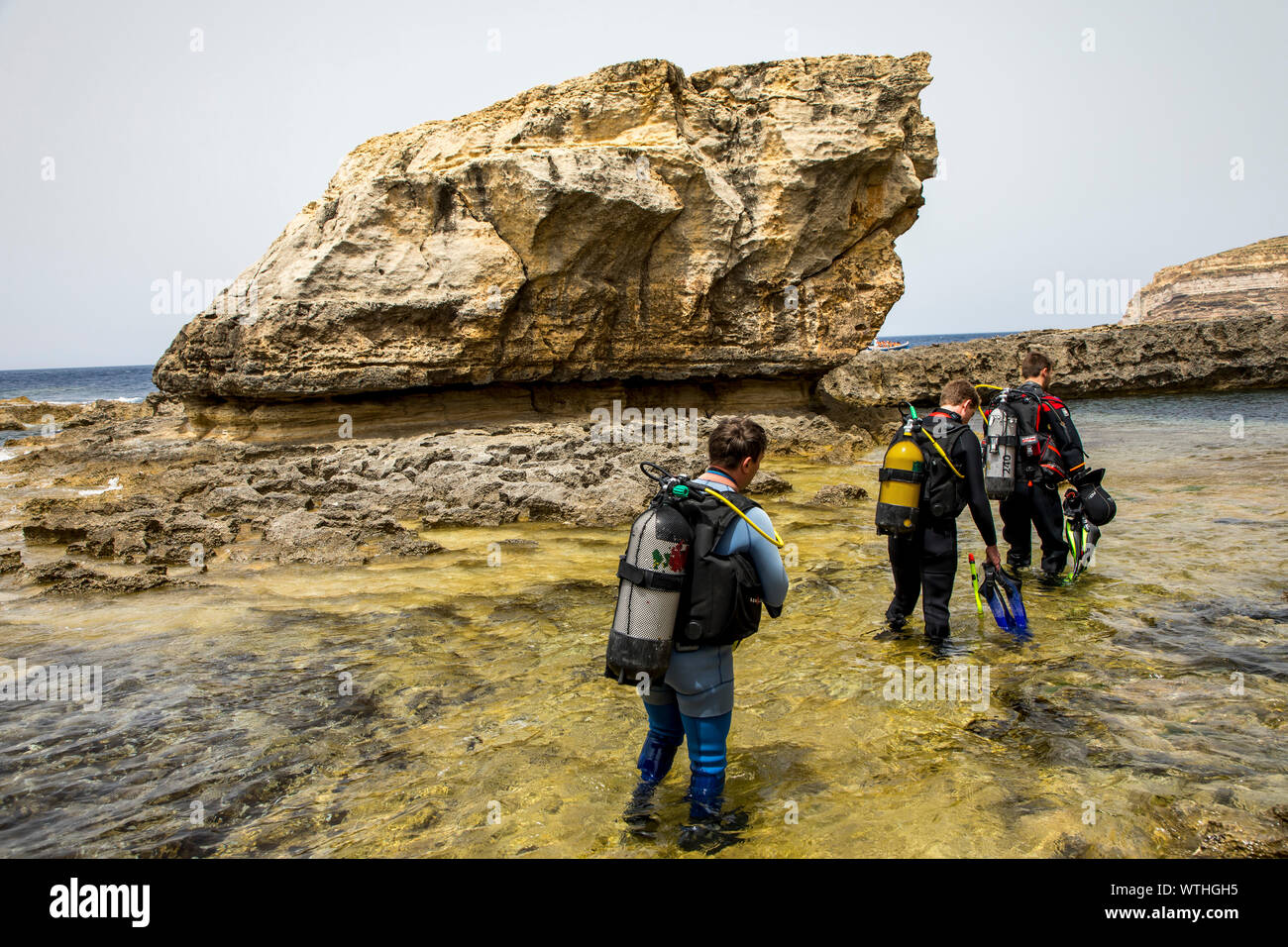 Gozo, la vicina isola di Malta, a nord-ovest della costa, costa rocciosa vicino a San Lawrenz, nei pressi dell'ex Azure Window, compresso diver al suo modo di B Foto Stock
