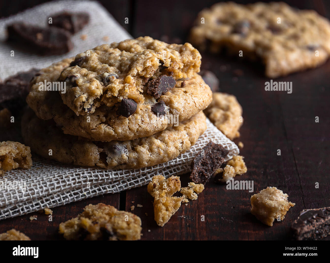 Appena in casa i biscotti al cioccolato, al di sopra di un tavolo di legno Foto Stock