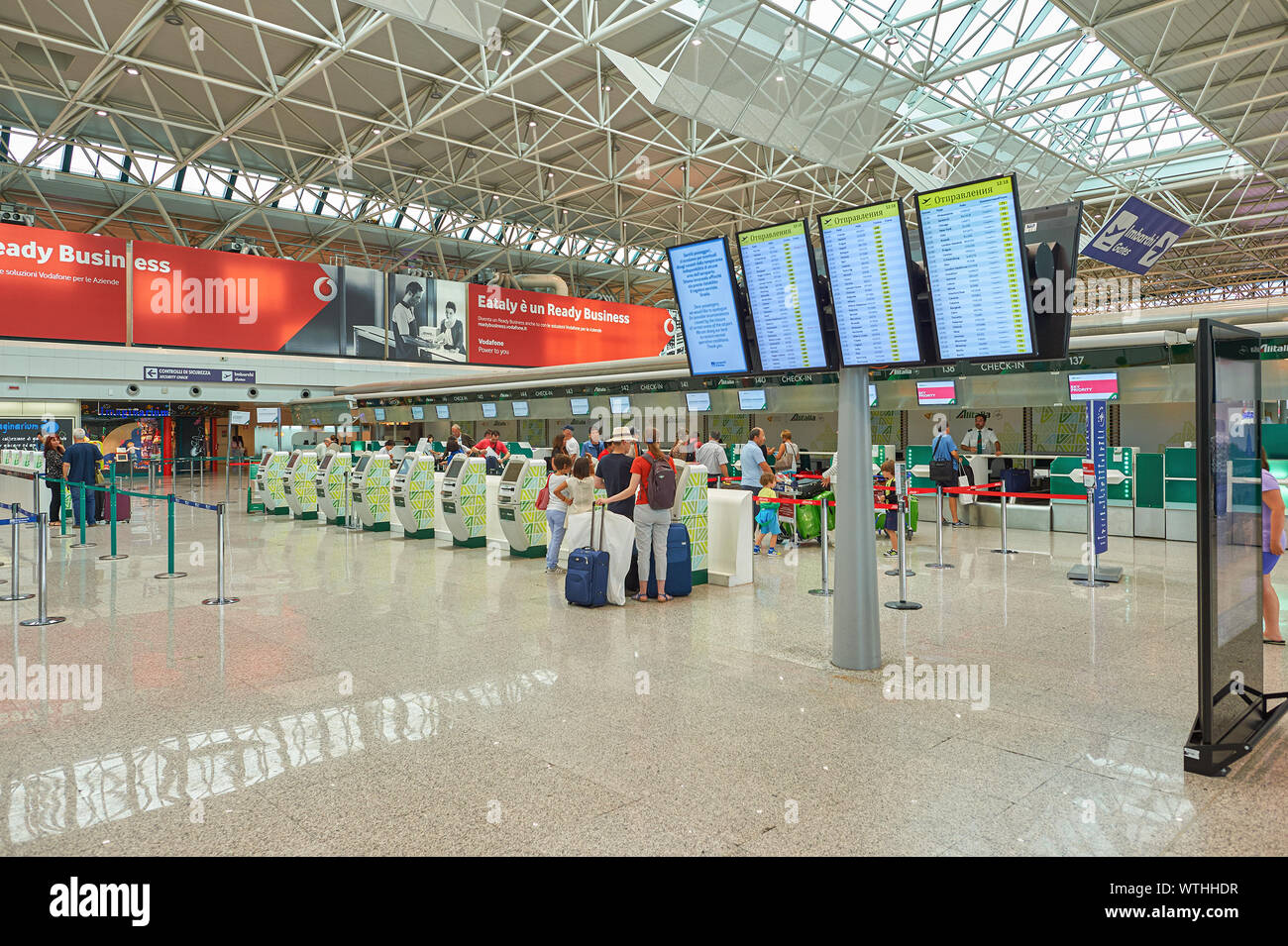 Roma, Italia - circa agosto, 2015: zona di check-in in Roma - Aeroporto Internazionale di Fiumicino "Leonardo da Vinci". Foto Stock