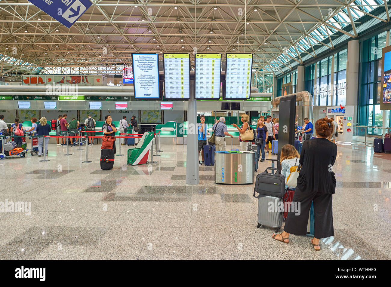 Roma, Italia - circa agosto, 2015: zona di check-in in Roma - Aeroporto Internazionale di Fiumicino "Leonardo da Vinci". Foto Stock