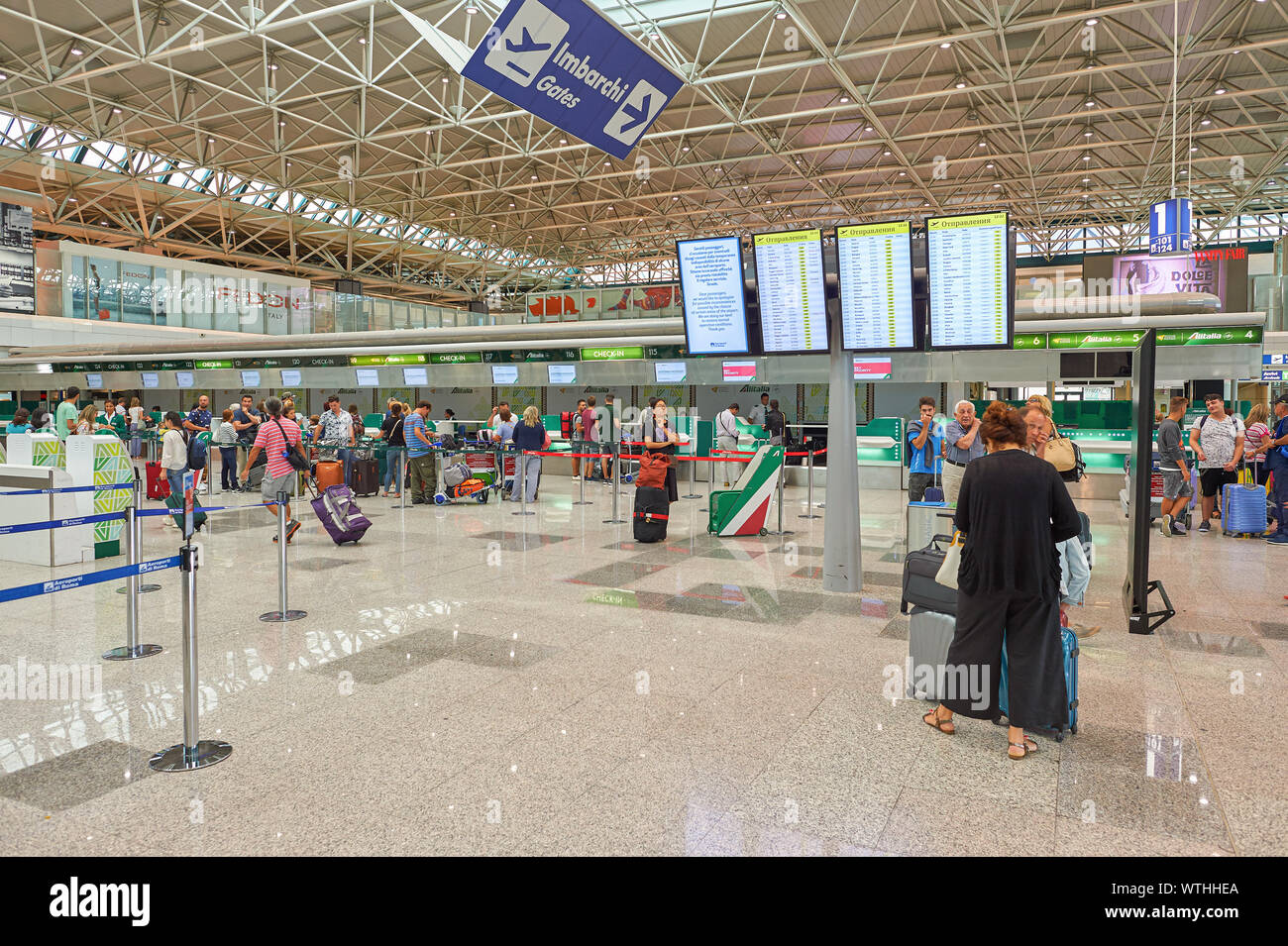 Roma, Italia - circa agosto, 2015: zona di check-in in Roma - Aeroporto Internazionale di Fiumicino "Leonardo da Vinci". Foto Stock