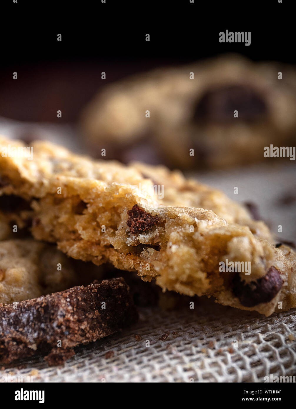 Appena in casa i biscotti al cioccolato, al di sopra di un tavolo di legno Foto Stock