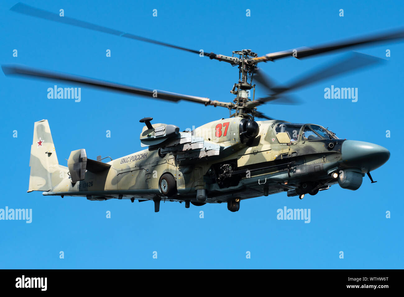 Un Kamov Ka-52 "Alligatore' attacco ed elicotteri da combattimento del russo Air Force al MAKS airshow 2019. Foto Stock