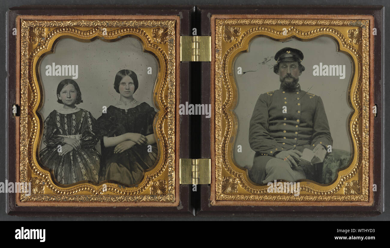 Mollie Knopp Zigler, sinistra e Betty Hoover, diritto ; guardiamarina non identificato in uniforme confederato con libro Foto Stock