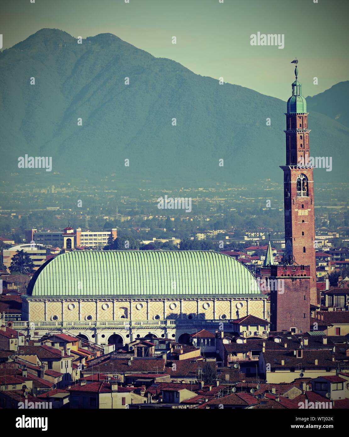 Famoso monumento chiamato Basilica Palladiana a Vicenza città del nord Italia e la grande torre chiamato Torre Bissara con vintage vecchio effetto tonico Foto Stock