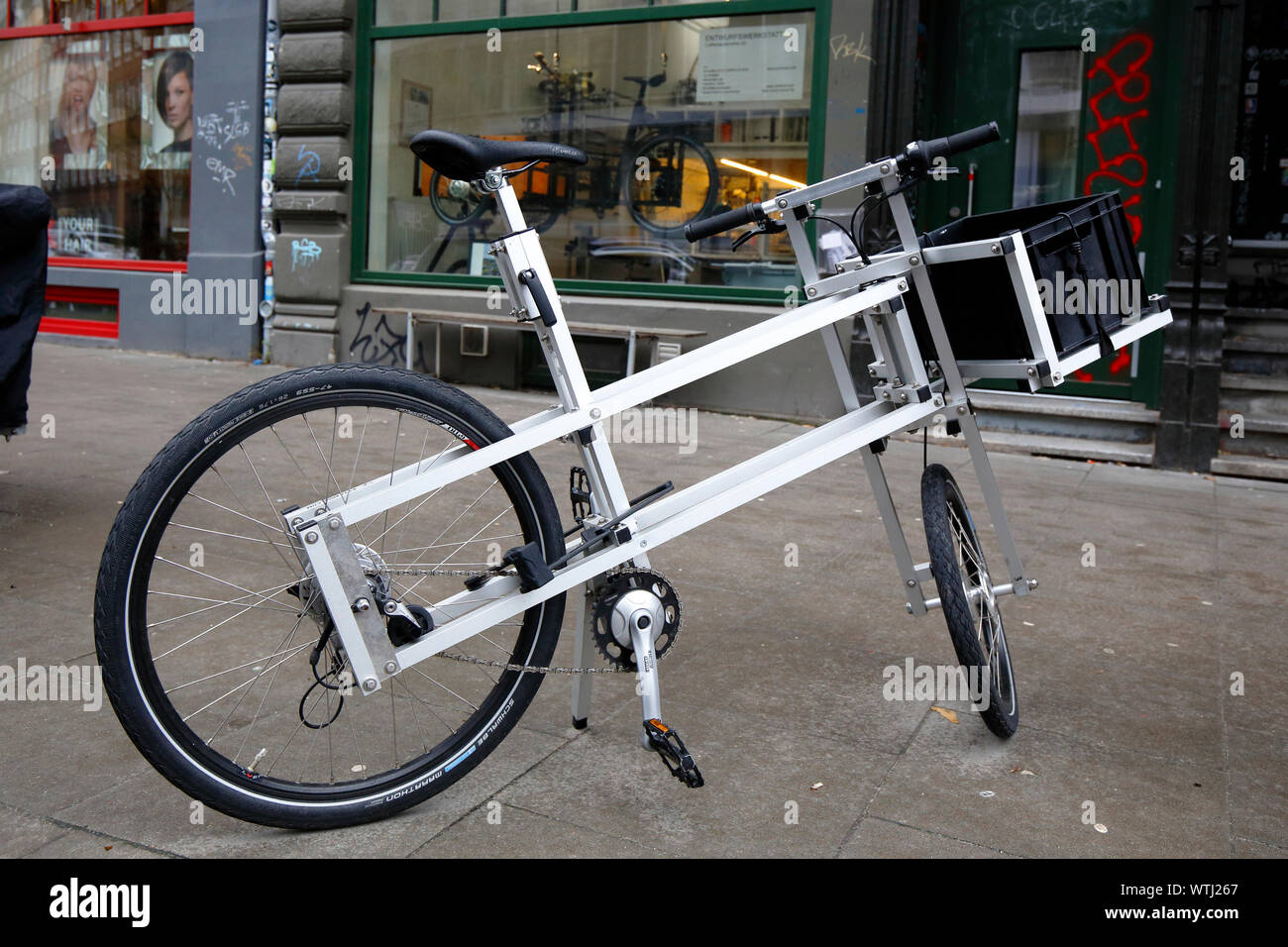 Una bicicletta modulare costruito da space frame in alluminio da XYZ Cargo, essendo dimostrato nella parte anteriore di un negozio di Amburgo, Germania Foto Stock