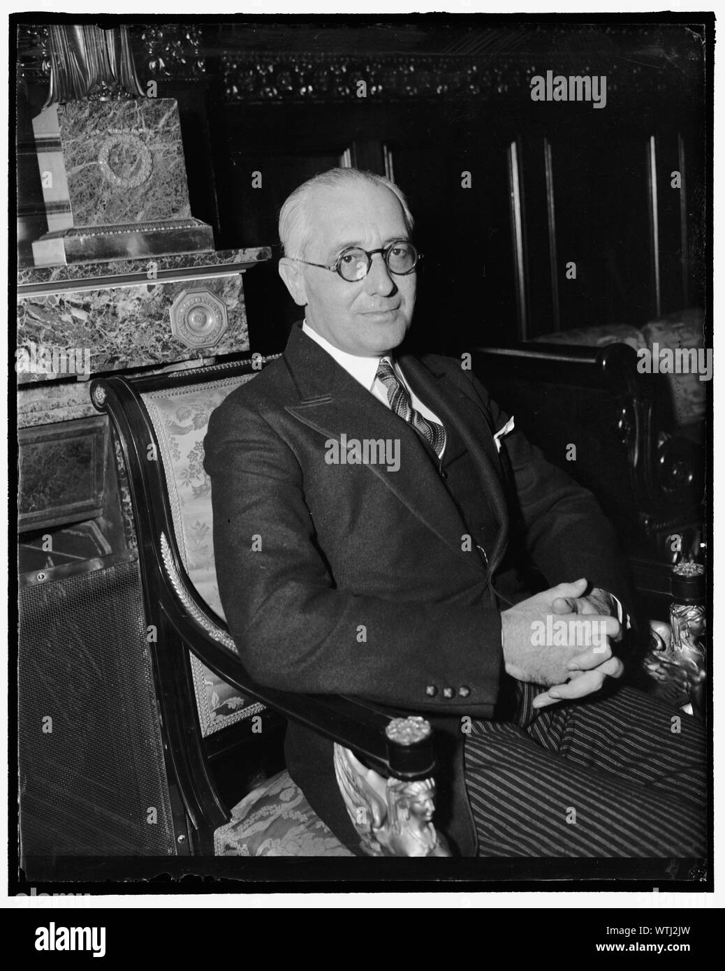 Consigliere monetario per il ministro degli Affari Esteri Brasiliano. Washington D.C., Feb. 13. Marcos De Souza, prominente in brasiliano ambienti bancari, accompagnato il Ministro degli Affari Esteri Brasiliano Oswaldo Aranha a questo paese per una serie di conferenze con il Segretario del Tesoro Henry Morgenthau e altri alti funzionari del governo, 2-13- 39 Foto Stock