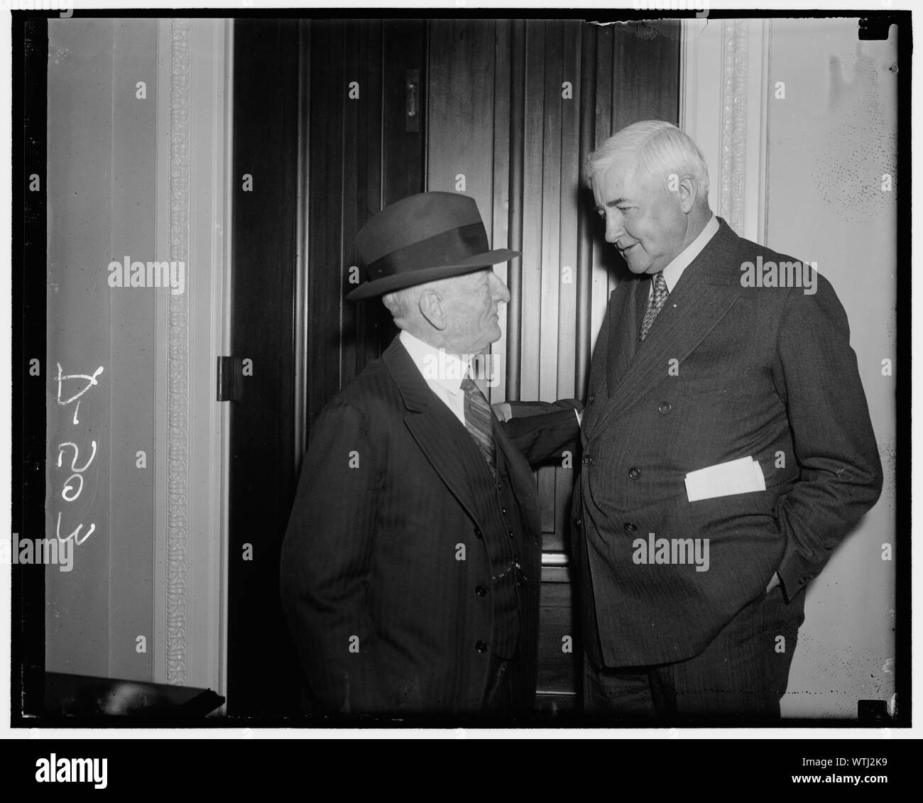 Gli esperti di denaro. Washington D.C., Gen 7. Il senatore Carter Glass, ex segretario del Tesoro e di un esperto sulle questioni monetarie, raffigurato con Jesse Jones, Presidente della R.F.C., in quanto entrambi hanno assistito alla conferenza di oggi tra i leader dell'amministrazione e il Senato e la camera per discutere di una normativa che dovrà essere presentata per la nuova sessione Foto Stock