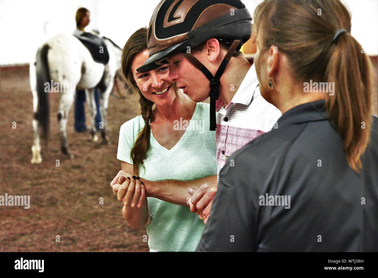 Equina terapia assistita per sfidato i bambini e gli adulti. Volontari assistono con aiutare i pazienti ottenere coraggio e speranza con i cavalli come un puntello. Foto Stock